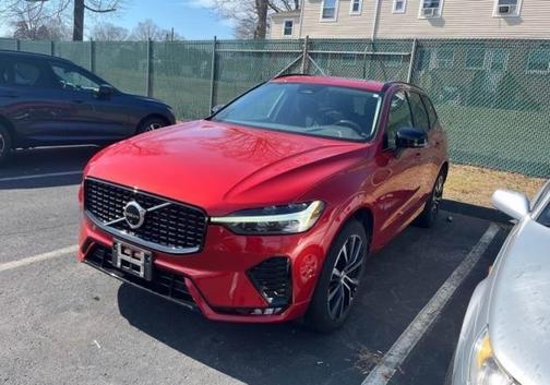 2023 Volvo XC60 B5 Plus Dark Theme