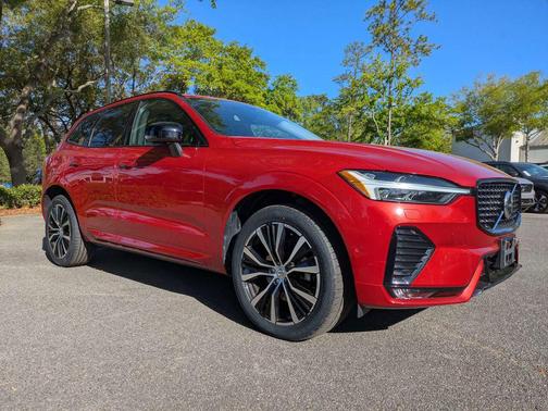 2023 Volvo XC60 B5 Plus Dark Theme