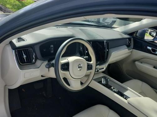 2023 Volvo XC60 B5 Plus Bright Theme