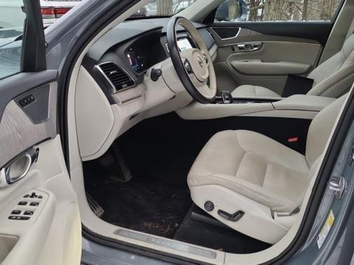 2023 Volvo XC90 B5 Plus