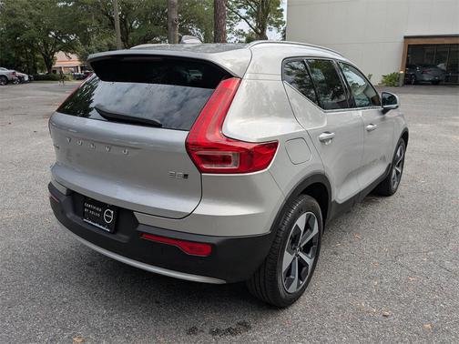 2025 Volvo XC40 B5 Plus Bright Theme