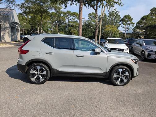2024 Volvo XC40 B5 Plus Bright Theme