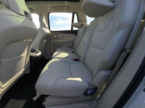 2025 Volvo XC90 B5 Plus