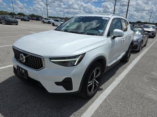 2025 Volvo XC40 B5 Core Bright Theme