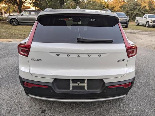 2025 Volvo XC40 B5 Core Bright Theme