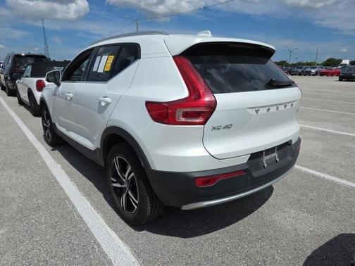 2025 Volvo XC40 B5 Core Bright Theme