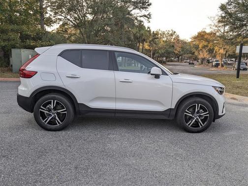 2025 Volvo XC40 B5 Core Bright Theme