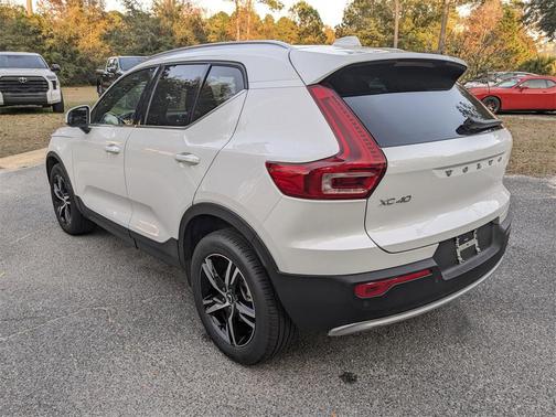 2025 Volvo XC40 B5 Core Bright Theme
