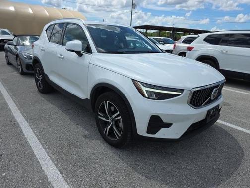2025 Volvo XC40 B5 Core Bright Theme
