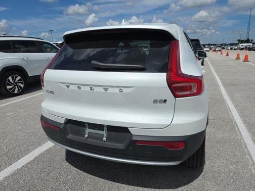 2025 Volvo XC40 B5 Core Bright Theme