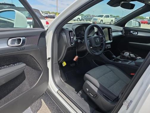 2025 Volvo XC40 B5 Core Bright Theme