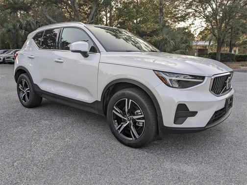 2025 Volvo XC40 B5 Core Bright Theme
