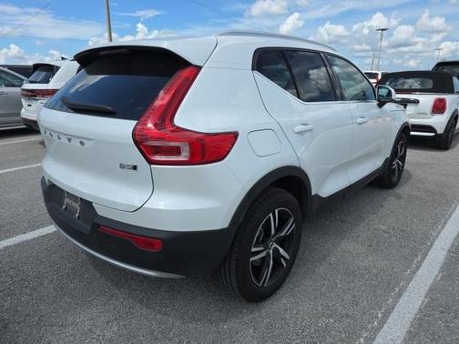 2025 Volvo XC40 B5 Core Bright Theme