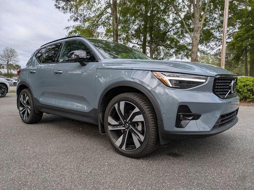 2023 Volvo XC40 B5 Ultimate Dark Theme