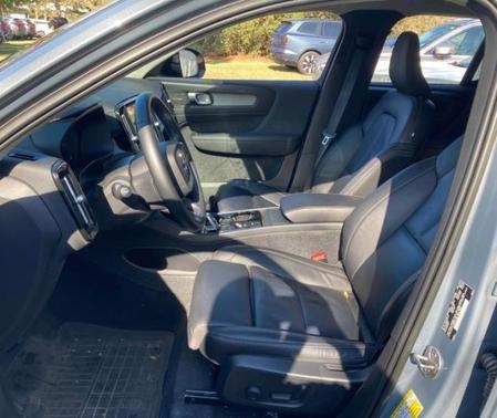 2023 Volvo XC40 B5 Ultimate Dark Theme