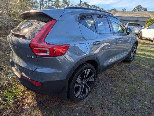 2023 Volvo XC40 B5 Ultimate Dark Theme