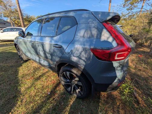 2023 Volvo XC40 B5 Ultimate Dark Theme