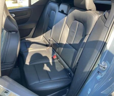 2023 Volvo XC40 B5 Ultimate Dark Theme