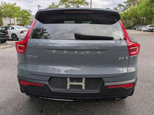 2023 Volvo XC40 B5 Ultimate Dark Theme