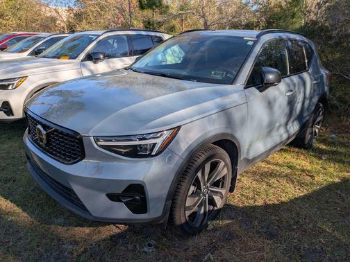 2023 Volvo XC40 B5 Ultimate Dark Theme