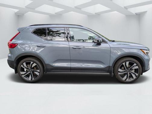 Thunder Grey Metallic 2023 Volvo XC40 B5 Ultimate Dark Theme