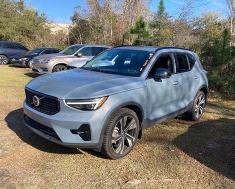 2023 Volvo XC40 B5 Ultimate Dark Theme