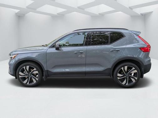 Thunder Grey Metallic 2023 Volvo XC40 B5 Ultimate Dark Theme