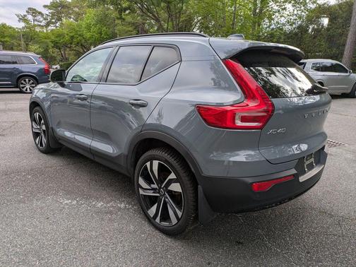 2023 Volvo XC40 B5 Ultimate Dark Theme