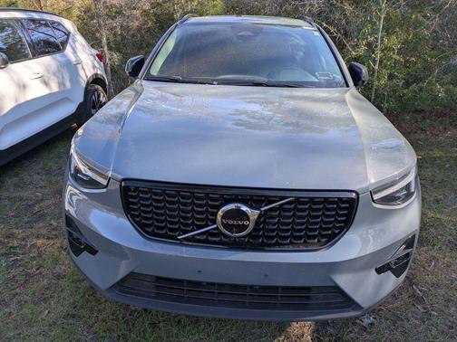 2023 Volvo XC40 B5 Ultimate Dark Theme