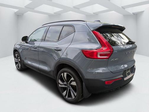 Thunder Grey Metallic 2023 Volvo XC40 B5 Ultimate Dark Theme