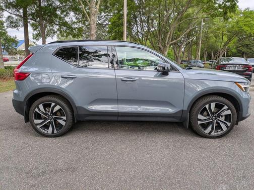 2023 Volvo XC40 B5 Ultimate Dark Theme