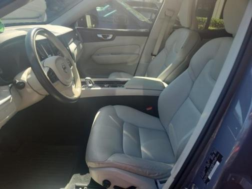 2023 Volvo XC60 B5 Plus Dark Theme