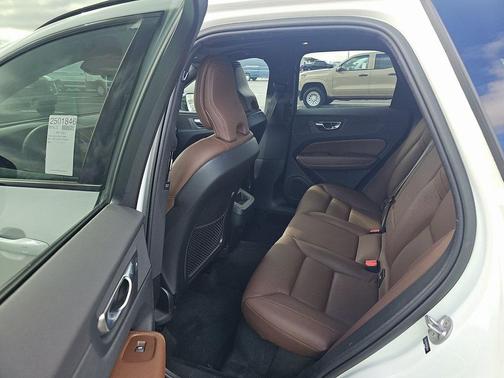 2023 Volvo XC60 B5 Plus Dark Theme