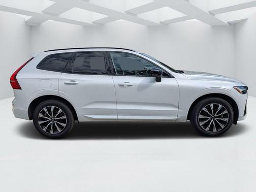 Crystal White Metallic 2023 Volvo XC60 B5 Plus Dark Theme