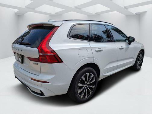 Crystal White Metallic 2023 Volvo XC60 B5 Plus Dark Theme