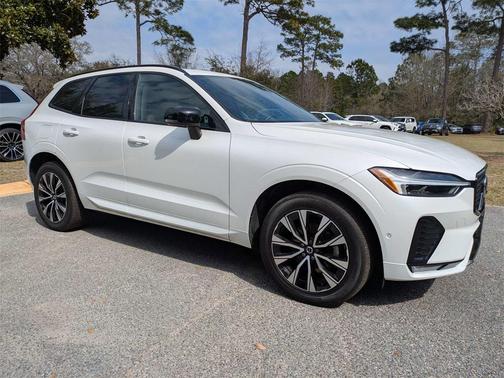 2023 Volvo XC60 B5 Plus Dark Theme