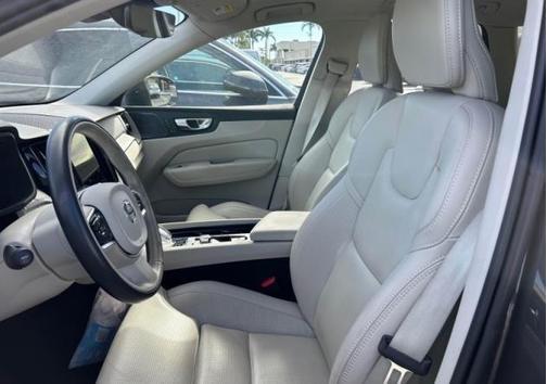 2023 Volvo XC60 B5 Ultimate Bright Theme