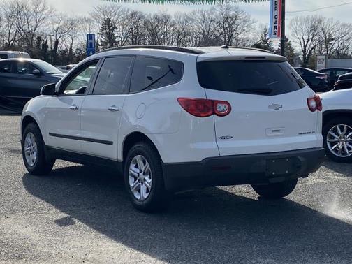 Photo 3 of 30 of 2011 Chevrolet Traverse LS