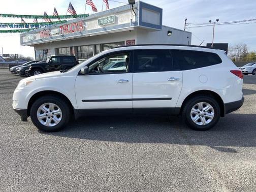 Photo 2 of 30 of 2011 Chevrolet Traverse LS
