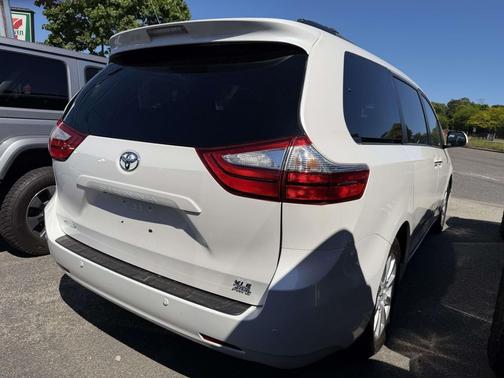 Blizzard Pearl 2017 Toyota Sienna XLE