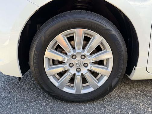 Blizzard Pearl 2017 Toyota Sienna XLE