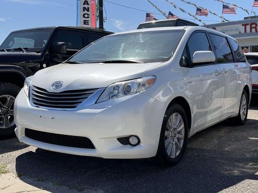 Blizzard Pearl 2017 Toyota Sienna XLE