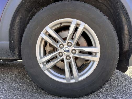 Jewel Red Metallic Tinted Clearcoat 2023 Ford Explorer XLT