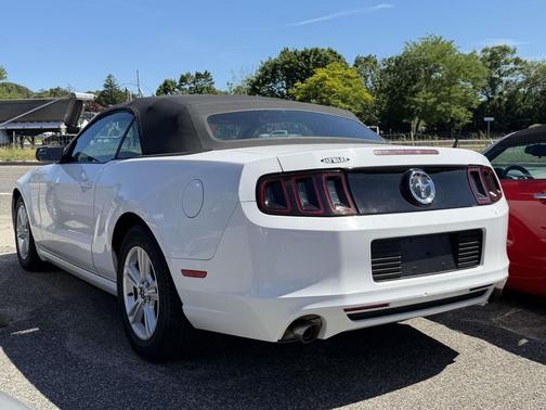 Oxford White 2014 Ford Mustang V6