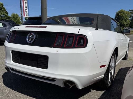 Oxford White 2014 Ford Mustang V6