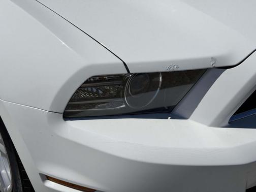 Oxford White 2014 Ford Mustang V6