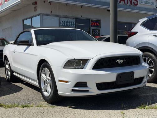Oxford White 2014 Ford Mustang V6