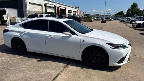 2023 Lexus ES 300h F SPORT Handling