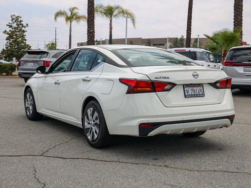 Glacier White 2024 Nissan Altima S FWD