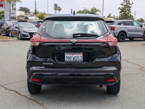 Super Black 2024 Nissan Kicks S